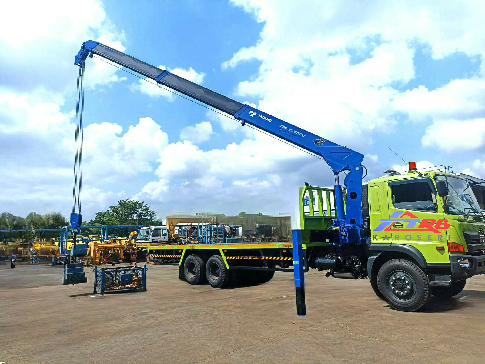 truk flatdeck selfloader crane